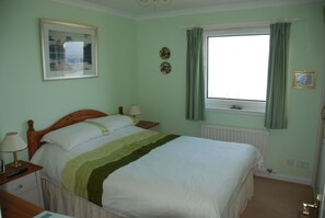 4 bedrooms, iron/ironing board, travel cot, free WiFi - Charming 4-bedroom bungalow with WiFi in serene Hebridean Isle of North Uist. (Isle of North Uist)