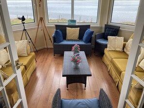 Älytelevisio, takka, DVD-soitin, pöytäjalkapallopöytä