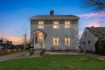 Cozy Getaway With Hot Tub, Patio & Fenced Yard 3 Bedroom Home