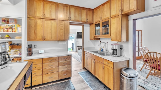 Una cocina pequeña con armarios de madera, una encimera y un lavabo.