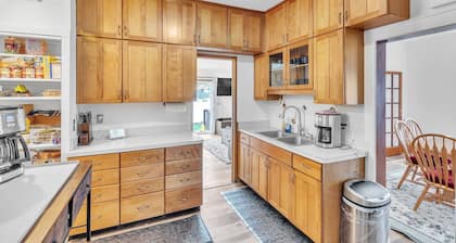 Cozy Getaway With Hot Tub, Patio & Fenced Yard 3 Bedroom Home