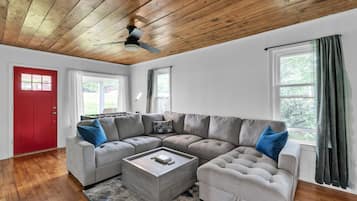 Casa, 2 habitaciones | Área de sala de estar | Smart TV