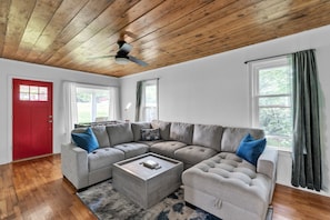 Living area - Relax And Unwind In The Heart Of Fayetteville 2 Bedroom Home (Fayetteville)