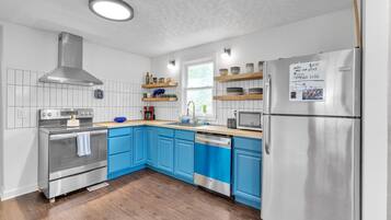 House, 2 Bedrooms | Private kitchen | Fridge, oven, coffee/tea maker, toaster