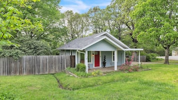 House, 2 Bedrooms | Exterior