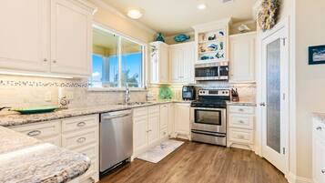 Nhà, 3 phòng ngủ | Bếp riêng | Tủ lạnh, dụng cụ pha cà phê/trà, lò nướng bánh mì