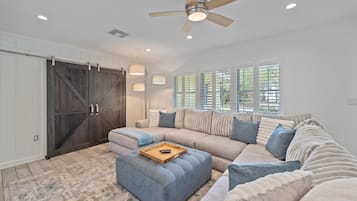 Huis, 4 slaapkamers | Woonruimte | Een smart-tv