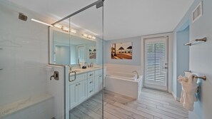 House, 4 Bedrooms | Bathroom | Towels, shampoo - Casa De Flores 4 Bedroom Home (Sarasota)