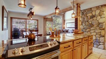 Apartamento, 4 habitaciones | Cocina privada | Frigorífico, horno, cafetera o tetera y tostadora