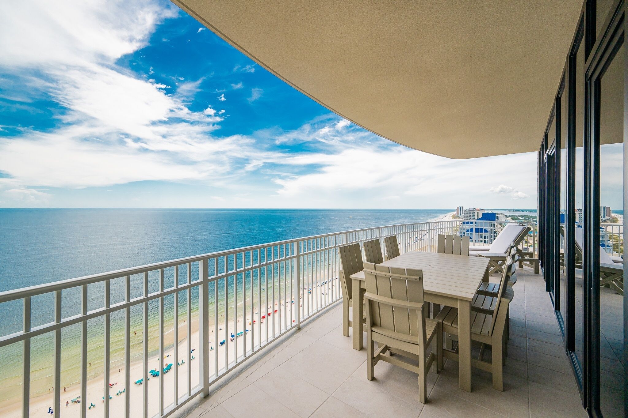 Un balcon avec vue sur la plage et l’océan.