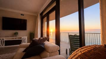 Condo, 3 Bedrooms | Living area