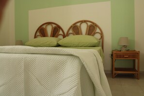 2 bedrooms, iron/ironing board, WiFi, bed sheets - Only 500m from the sea La Verde Marina (Marina di Mancaversa)