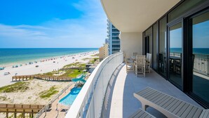 Ein Balkon mit Blick auf Strand und Meer.