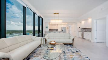 Condo, 4 quartos | Área de estar