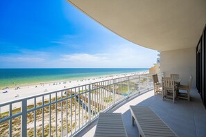 Un balcone con vista sulla spiaggia e sull'oceano.