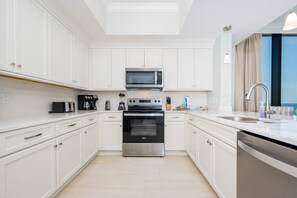 Condo, 4 quartos | Cozinha privada | Geladeira, fogão, cafeteira/chaleira