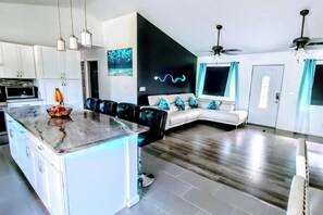 TV - Luxury Hawaii Getaway Close to the Beach & Ocean! (Keaau)