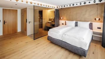 Deluxe Double Room, 1 Bedroom | Laptop workspace, free WiFi