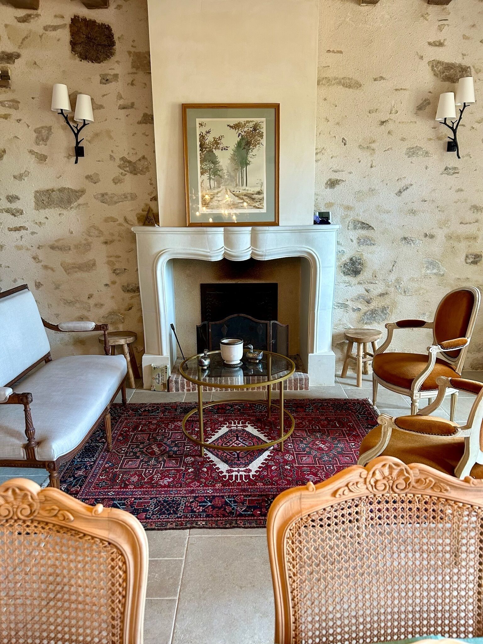 Televisión, chimenea, mesa de ping pong, libros