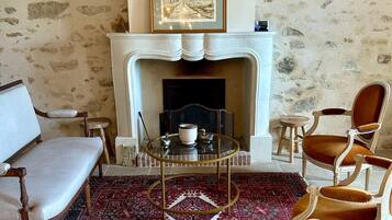 Televisión, chimenea, mesa de ping pong, libros