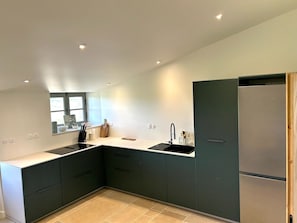 Réfrigérateur, four à micro-ondes, un four, surface de cuisson