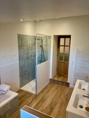 Een douche, een haardroger, handdoeken, zeep
