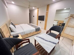 Habitación doble superior, vista a la ciudad | Tabla de planchar con plancha 