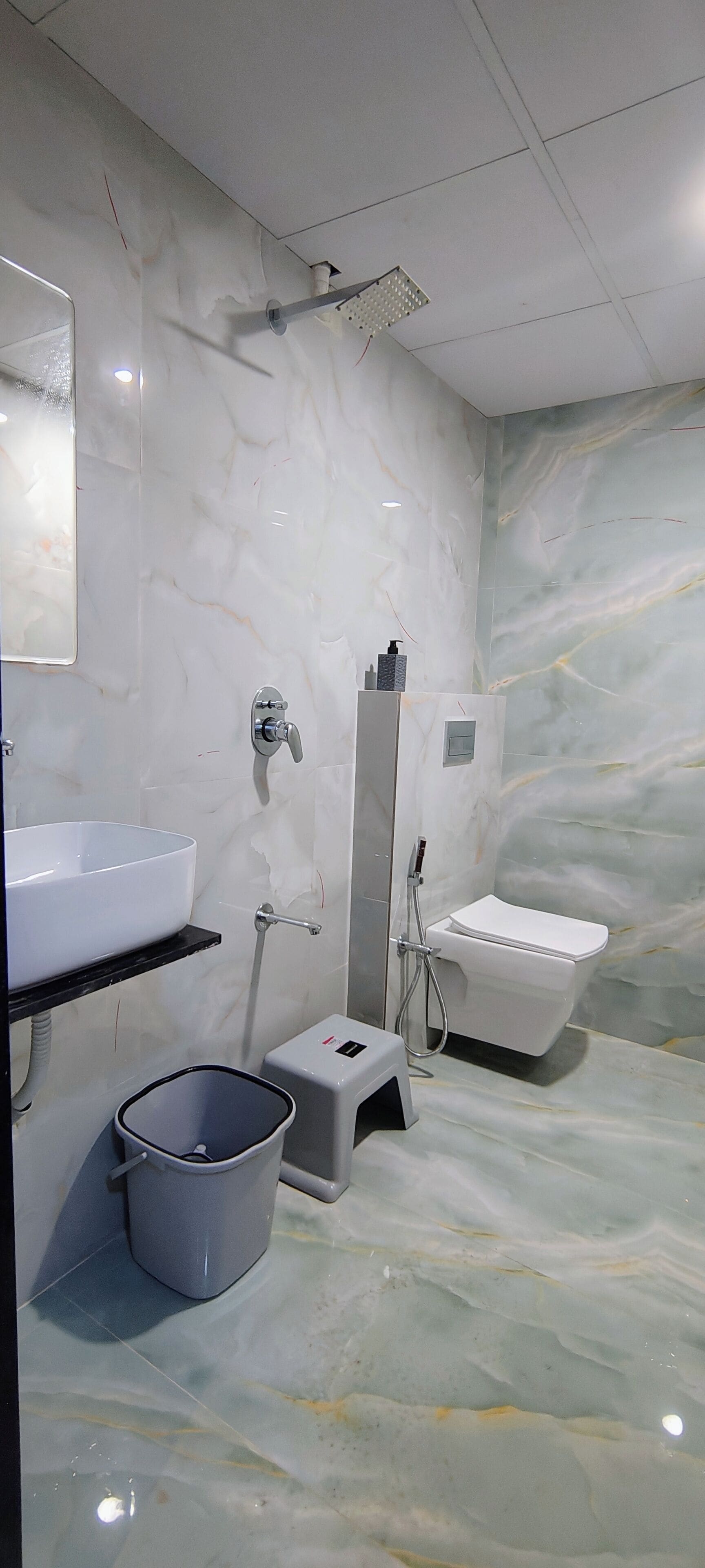Chambre Double Deluxe, vue ville | Salle de bain | Baignoire et douche séparées, articles de toilette gratuits