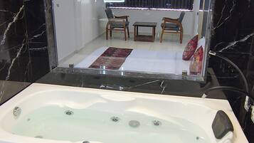 Royal-Suite, Stadtblick | Badezimmer | Badewanne und Dusche (separat), kostenlose Toilettenartikel, Handtücher