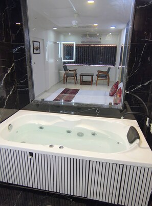 Suite Royal, vista a la ciudad | Baño | Tina y regadera independientes, amenidades de baño gratuitas, toallas 