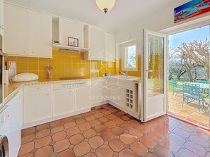 Private kitchen - Le Mas Valou, villa with private pool in Tourrettes (Tourrettes)