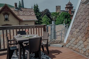 Outdoor dining - Private 3rd Floor of Beautiful Historic Home with Balcony - Walk to Mass MoCa (North Adams)