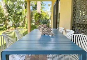 Outdoor dining - Liana One Coastal Mission Vibe two bedroom apartment (Mission Beach)