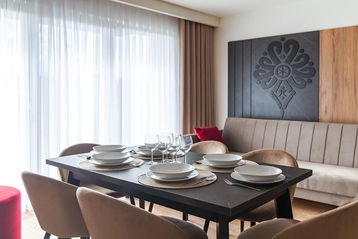 Apartment (P8) | Living area | Flat-screen TV