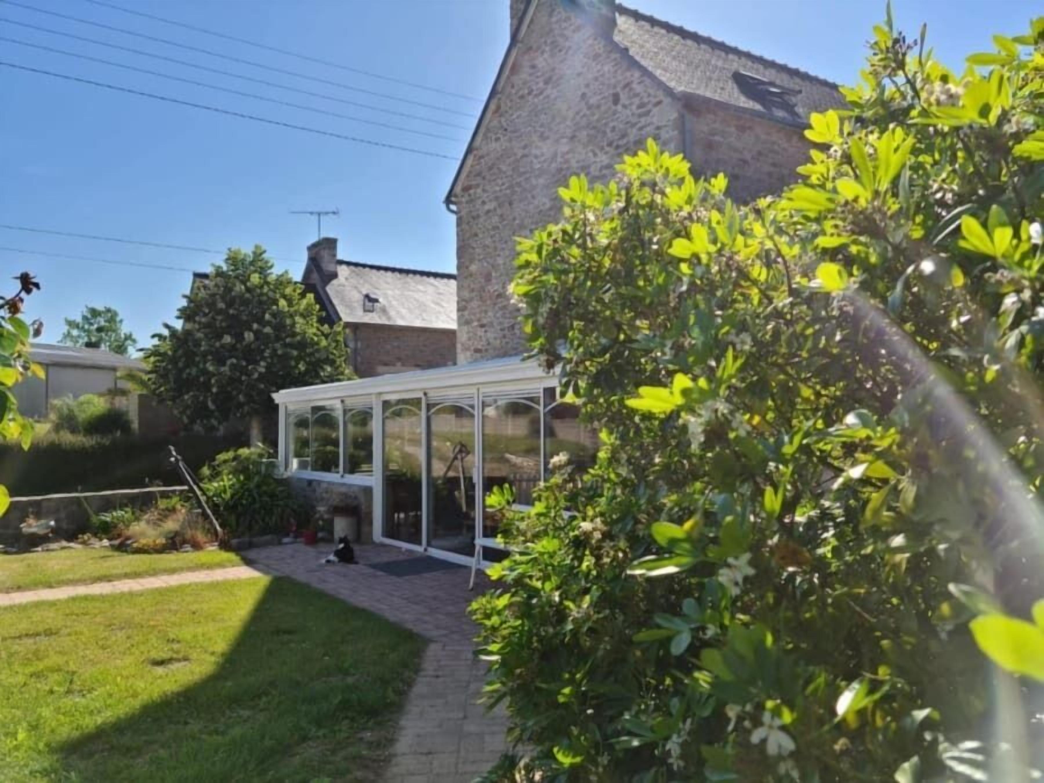 Vista frontal de la propiedad