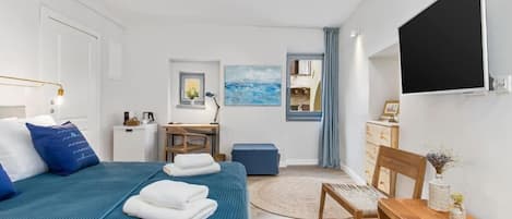 Habitación doble superior | Espacio para trabajar con laptop y wifi gratis