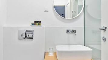 Classic Double Room | Bathroom | Shower, hair dryer, towels, shampoo