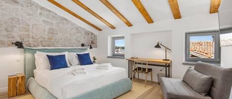 Deluxe Double Room, Sea View | Laptop workspace, free WiFi