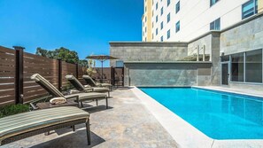 室外泳池；泳池傘、躺椅