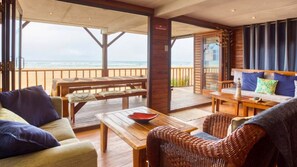 Perhetalo, 4 makuuhuonetta, merinäköala | Oleskelualue