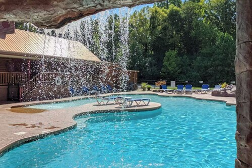 *Amazing 2BD Cabin w/ Hot Tub! Gym & Pool Access*