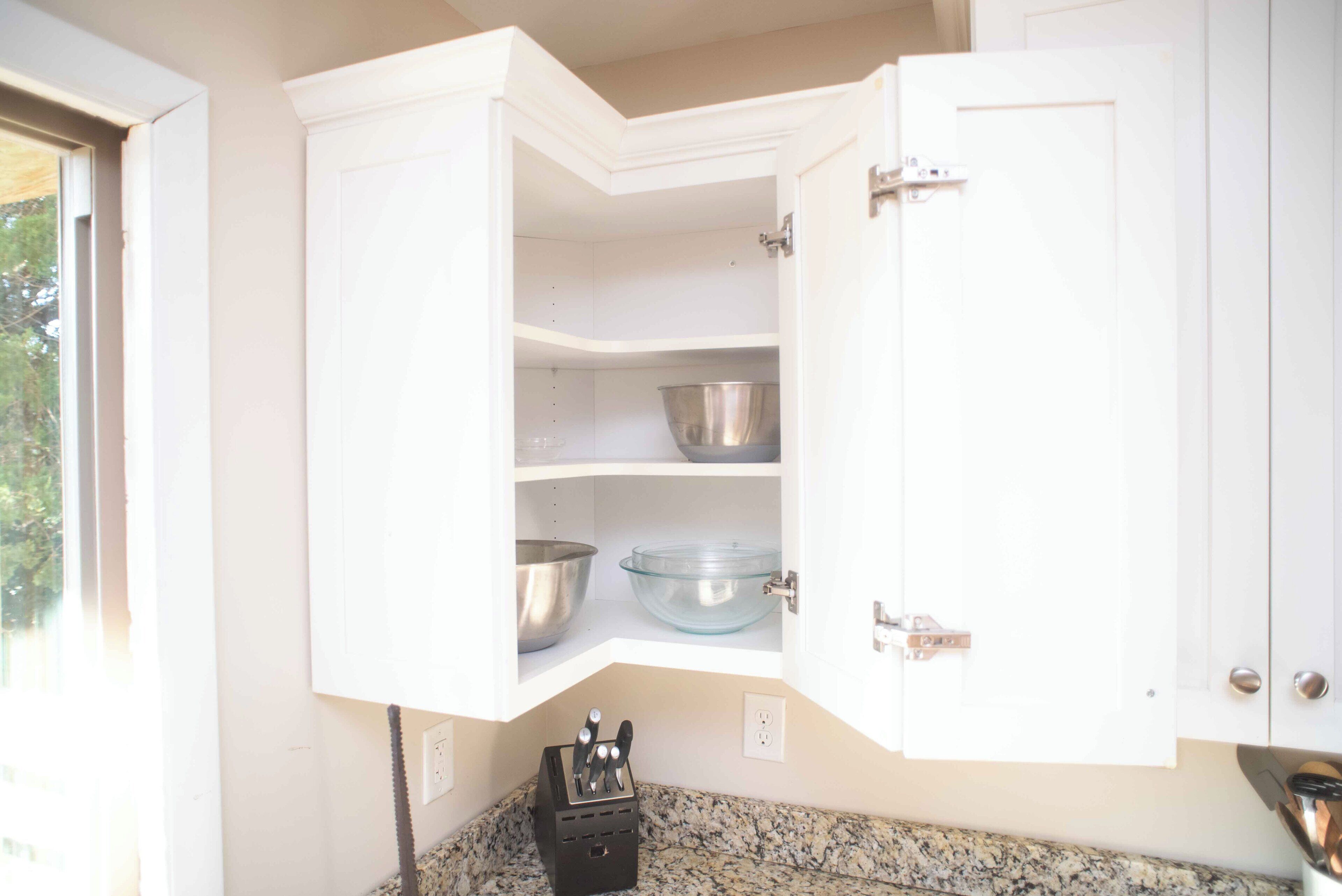 Mixing bowls (kitchenaid mixer also included in lower cabinet)