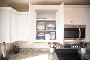 Frigorifero, microonde, forno, piano cottura