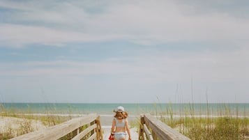 Chaises longues, serviettes de plage