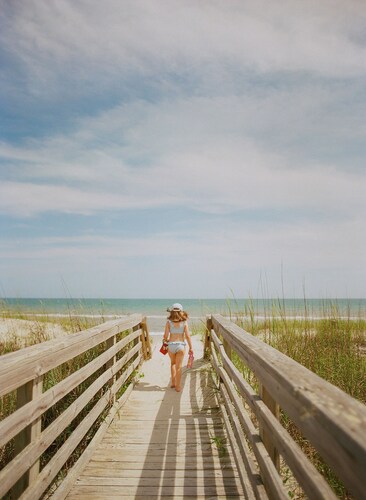 Kate's Cottage - Pink Home Steps To Ocean & Sound with kayaks & fire pit!