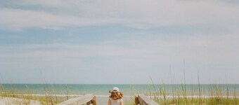 Kate's Cottage - Pink Home Steps To Ocean & Sound with kayaks & fire pit!