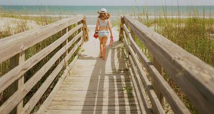 Kate's Cottage - Pink Home Steps To Ocean & Sound with kayaks & fire pit!