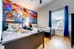 4 bedrooms, iron/ironing board, travel crib, free WiFi - Mickey and Mulligans (Davenport)