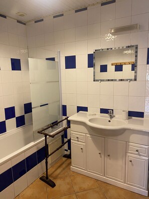 Hair dryer, soap, toilet paper - Villa Le Figuier ideally located in a peaceful, central neighborhood. (La Teste-de-Buch)