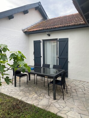 Outdoor dining - Villa Le Figuier ideally located in a peaceful, central neighborhood. (La Teste-de-Buch)